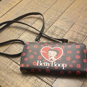 Betty Boop shoulder/wallet, has removable shoulder straps.